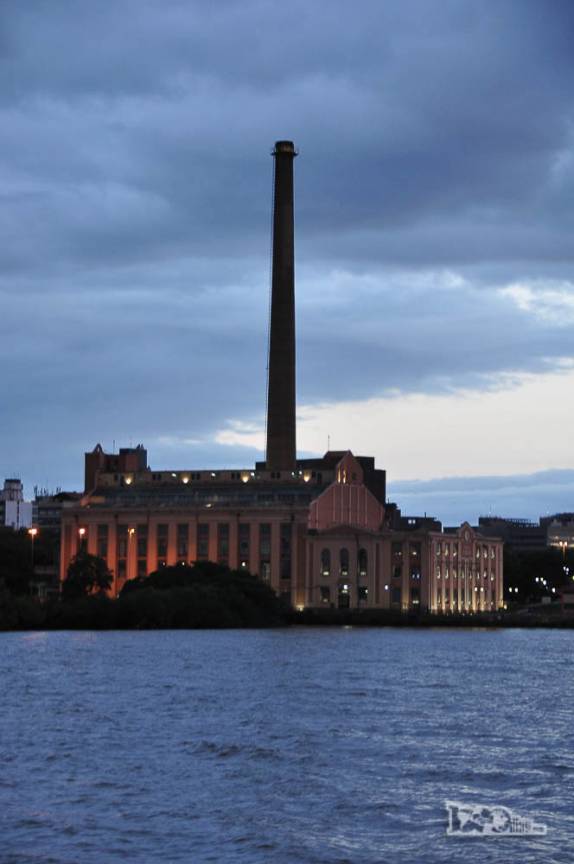 Final do nosso passeio de barco, de volta ao Gasômetro, já com as luzes acesas, em Porto Alegre, a capital do Rio Grande do Sul